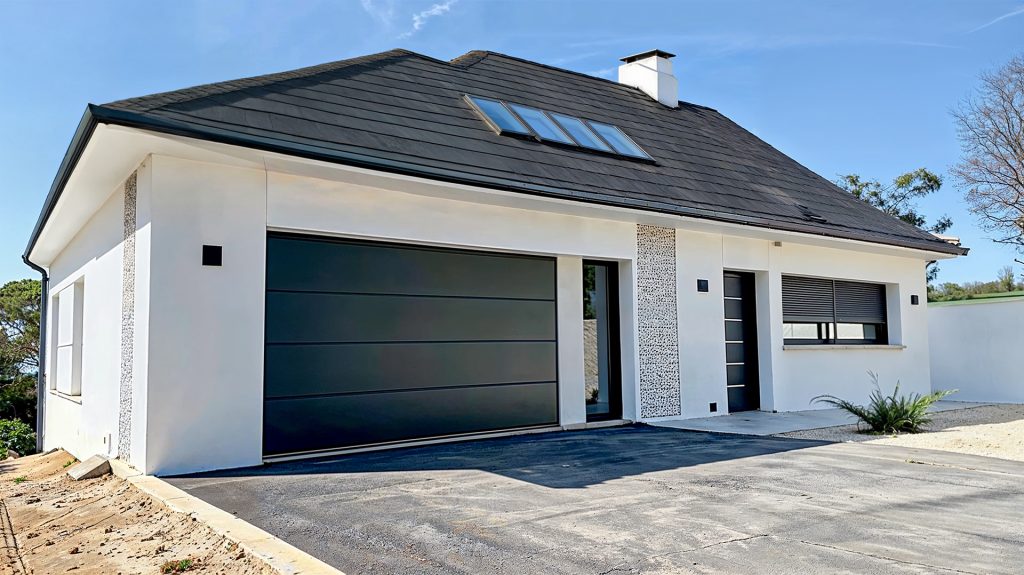 realisation porte garage sectionel toiture tuile noir